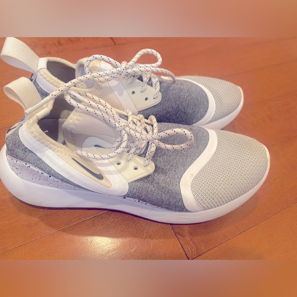 (WMNS) Nike Lunarcharge Essential 'White Black' 923620-100. Size 8.5